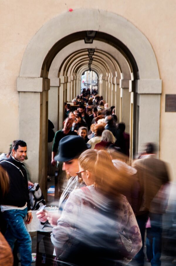 gente in strada passanti, gente che cammina, città