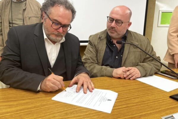 firma-patto-lettura-comune-di-modugno-da-sx-Svaldi-e-Alfonsi-750×500