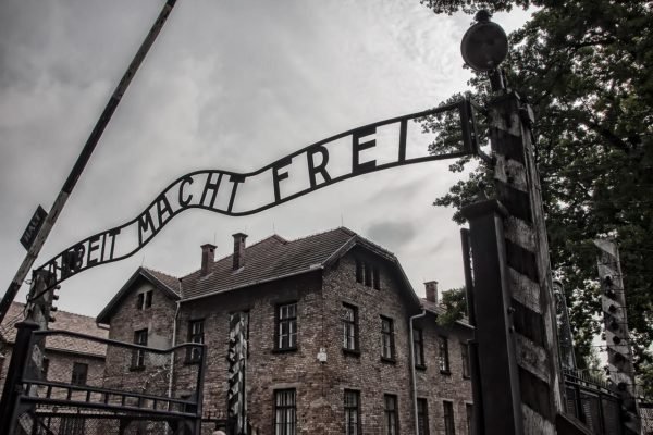 Le sorelline scampate ad Auschwitz: oggi bisogna pensare bene all’Olocausto